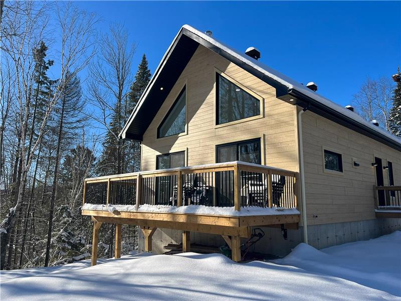 Gorgeous brand new cottage, work spaces, Mont-Blanc 18 min, Saint-Sauveur 24 min, Tremblant 30 min