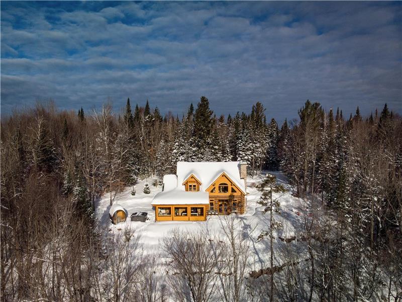 Chalet Black Eagle Spa on Fiddler Lake