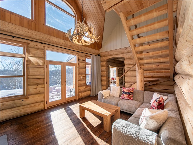 Chalet Black Eagle Spa on Fiddler Lake