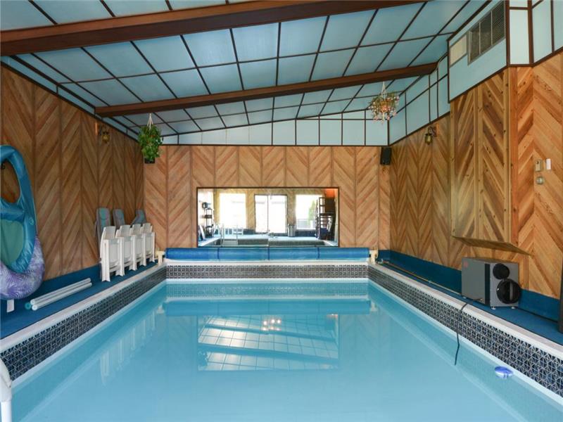 * PASSION CHALETS * | AQUA-NATURE | HEATED INDOOR POOL - LUXURY SPA - 5 BEDROOMS - FIREPLACE - TRAIL