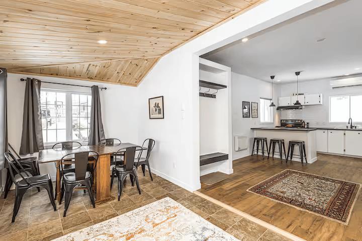 Cozy Lakefront Cottage