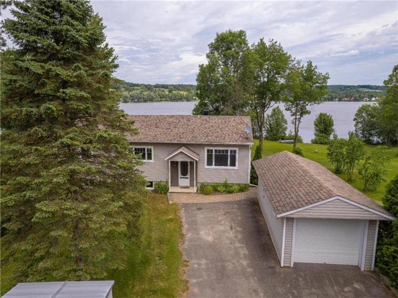 Chalet La-Berge du Lac (waterfront and spa)