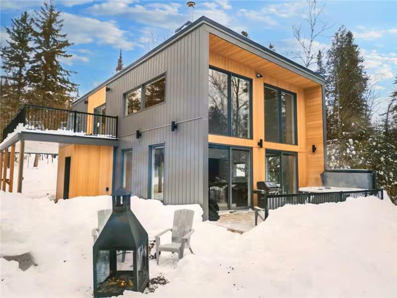 Lumière / Ski in / Foyer / Lit King / Plancher chauffant /Chien / Borne