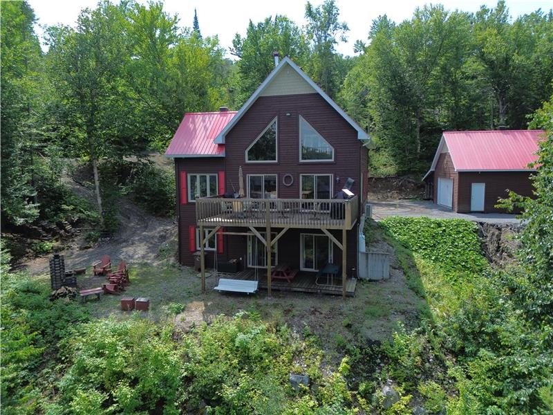 Chalet le NIPI ,  bord de l'eau avec quai, embarcation, chaleureux, lac-st-jean est.