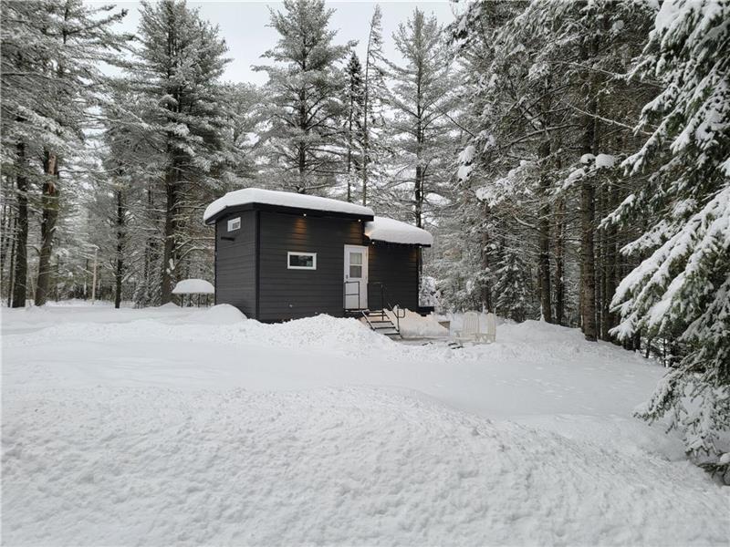 * PASSION CHALETS * | LE YUKON | RIVER ACCESS - PRIVATE BEACH - WATERCRAFTS ($) - SPA - FIRE PIT