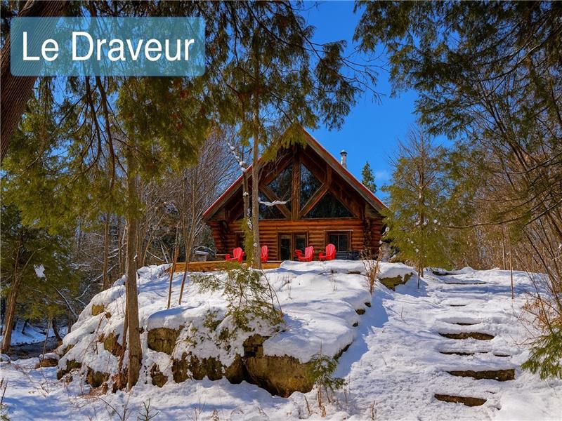 SAUF AU CHALET - LE DRAVEUR (BORD DE LA RIVIÈRE, SPA, CHUTES À 2 MINUTES, 3 CHAMBRES FERMÉES)