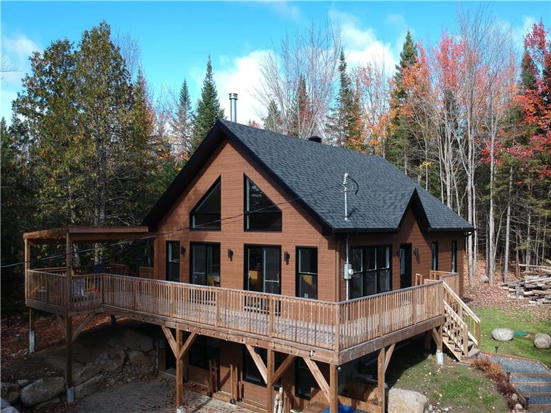 Contemporary 4-Bedroom Chalet | Fireplace | Ouareau Forest