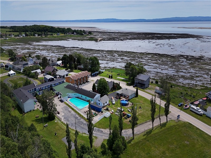 Riverside Condo with Pool | Les Voitures d'Eau