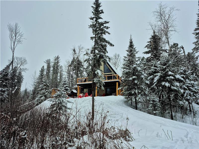 Magnifique A-FRAME sur le bord de la rivière Mékinac * Vue Imprenable et Tranquillité *