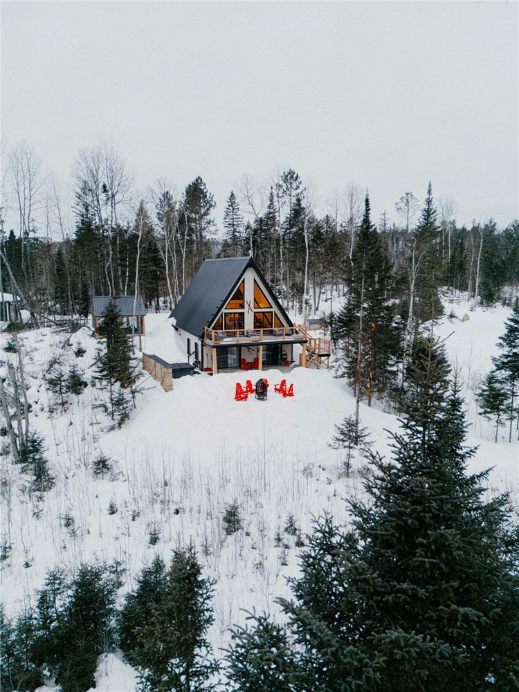 Magnifique A-FRAME sur le bord de la rivière Mékinac * Vue Imprenable et Tranquillité *