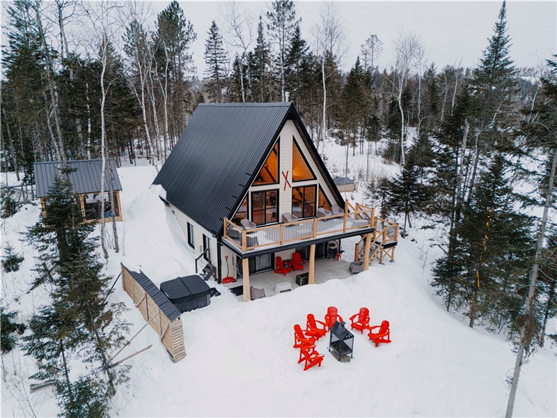 L'Aventure du Bonheur – A-Frame avec spa sur la rivière Mékinac
