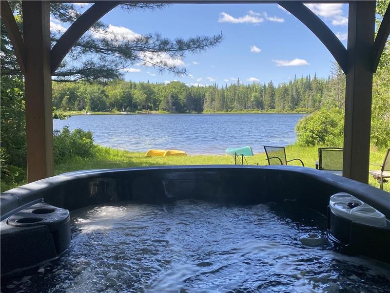 Chalet au Bord de l'Eau avec Spa et Plage de Sable – 3 Chambres – 8 Personnes - LC