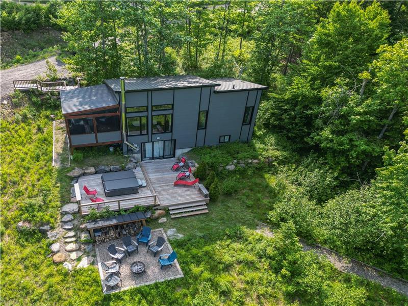 The HÉRON : Lakefront Modern cottage w/ Private Hot Tub & Firepit (Summer : BBQ & Kayaks)