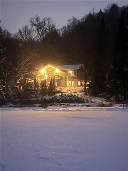 Chalet oasis au bord de l'eau à proximité des pistes de ski et des sentiers