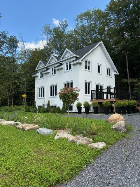Magnifique maison neuve, à 10 minutes de Sutton Mt. Des pièces de vie élégantes, tout le confort