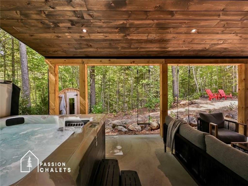 *PASSION CHALETS* | LE CHARLOIS 2 | SPA - BARREL SAUNA - LAKE - WATERCRAFTS - SKI - FIREPLACES - BBQ