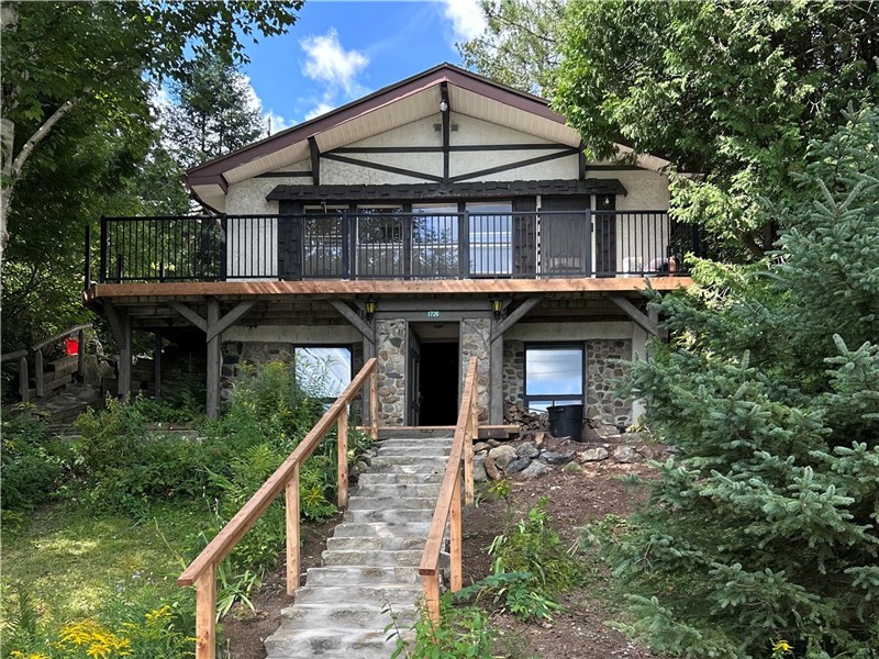 The perfect family cottage with the St-Denis lakeview in St-Adolphe d'Howard