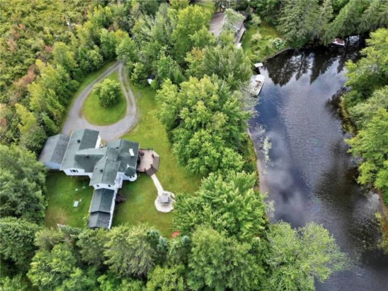 Le 710 / BORD DE L'EAU RIVIÈRE/LAC NOIR