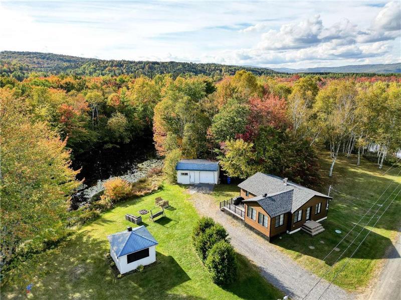 Magnifique chalet chic & rustique au bord de la Rivière Noire à 1h15 de MTL - 2 bords de eau