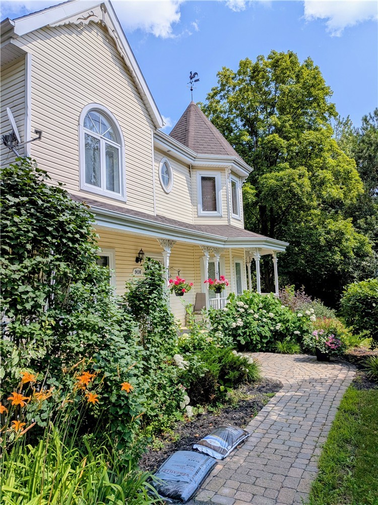La Maison Jaune: Near Town & Nature, with Hot tub, very close to Saint-Sauveur
