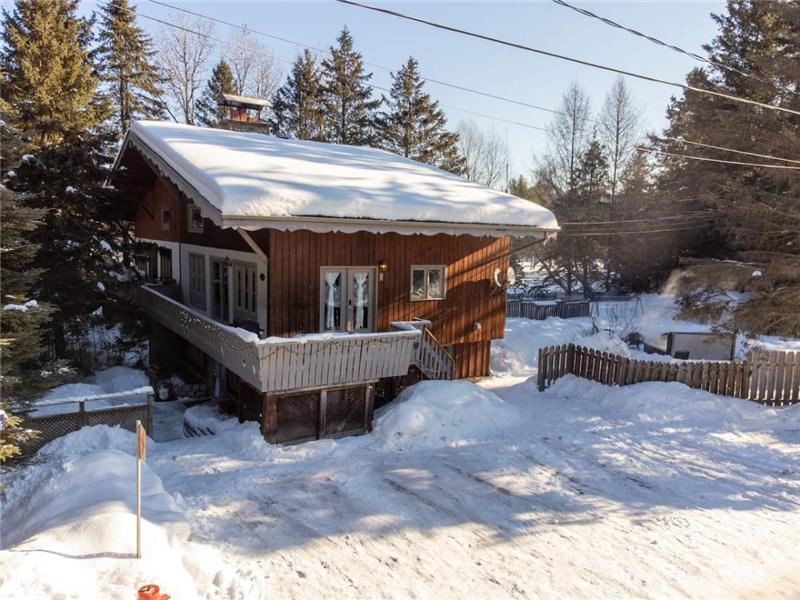 Evora Cozy 2BR Chalet Fireplace & BBQ Val-David