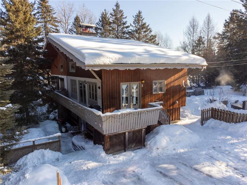 LAURA – Cozy Chalet with 4-Season Spa in Val David