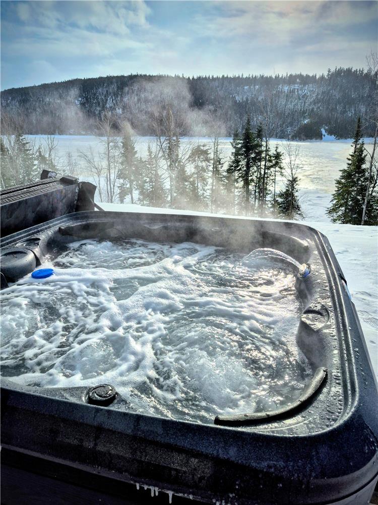 Chalet rustique au bord de l'eau avec plage