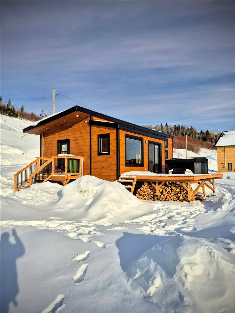 Chalet rustique au bord de l'eau avec plage