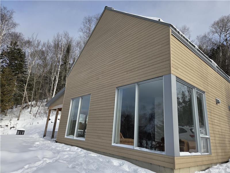 Lakefront Chalet Lac Clair | Private & Serene | 30 min Tremblant | High-Speed Internet