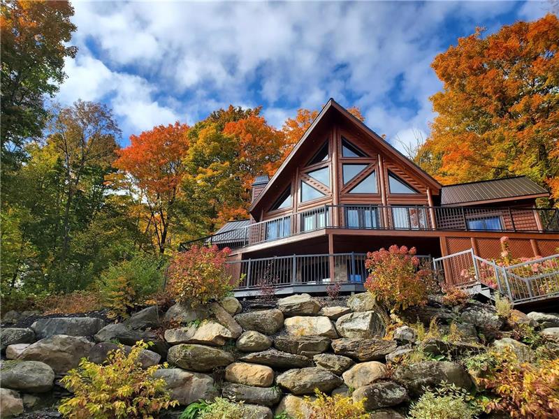 Le Haut-Perché — A Mountain Chalet for 8, a Nature Getaway to Share in the Eastern Townships