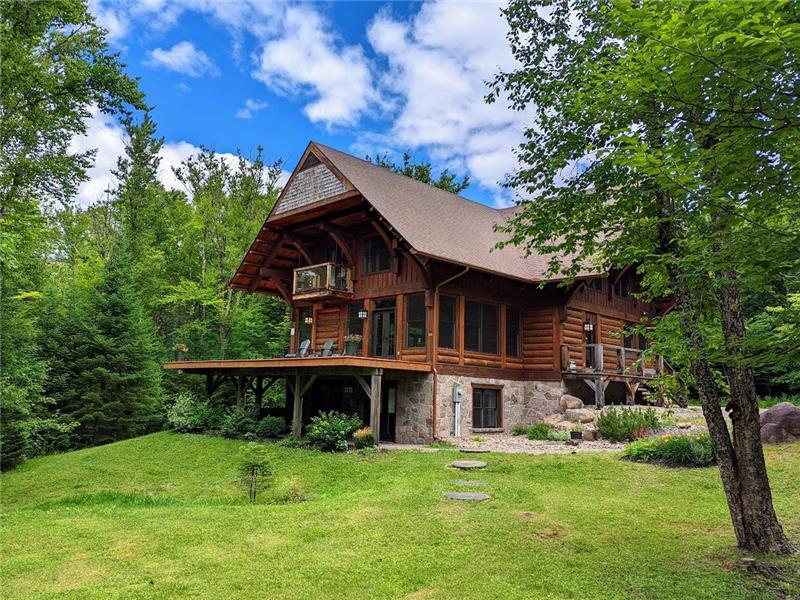 Chalet Arthur à Tremblant, Côte Nord : spa, table de billard, climatisation, piscine, tennis, plage.