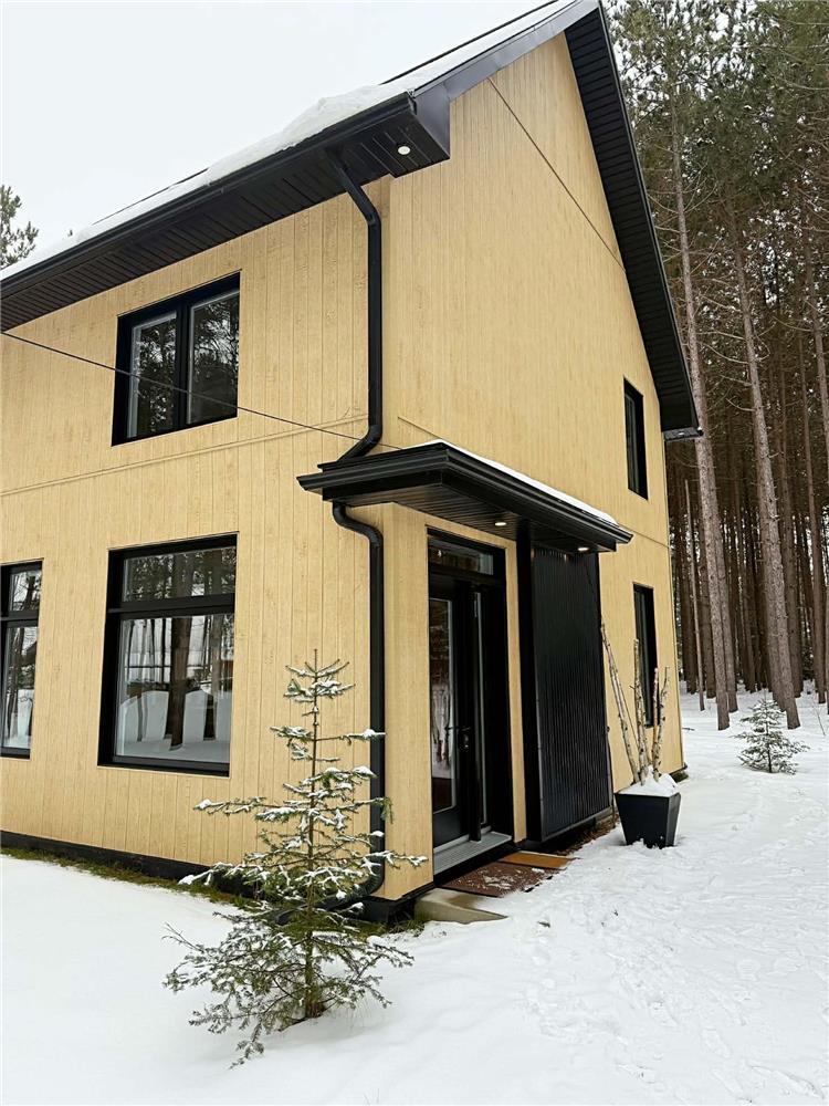 Cozy Forest Retreat steps from Lac Schryer