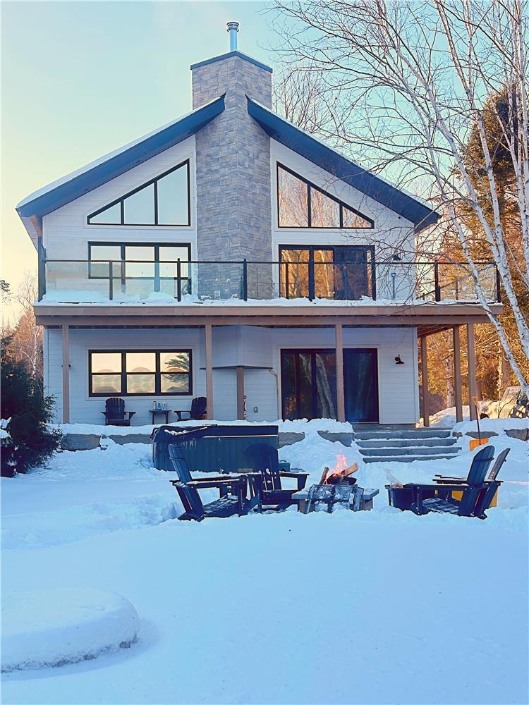 Beautifully designed Waterfront Chalet with Spa on Lac-des-Plages