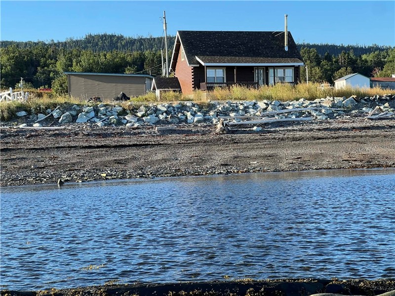Entre mer, rivière et montagnes, chalet rustique en Gaspésie