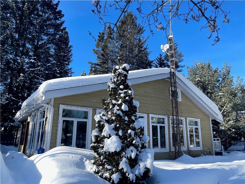 Beautiful cottage rental in Sainte-Adolphe for winter 2027.