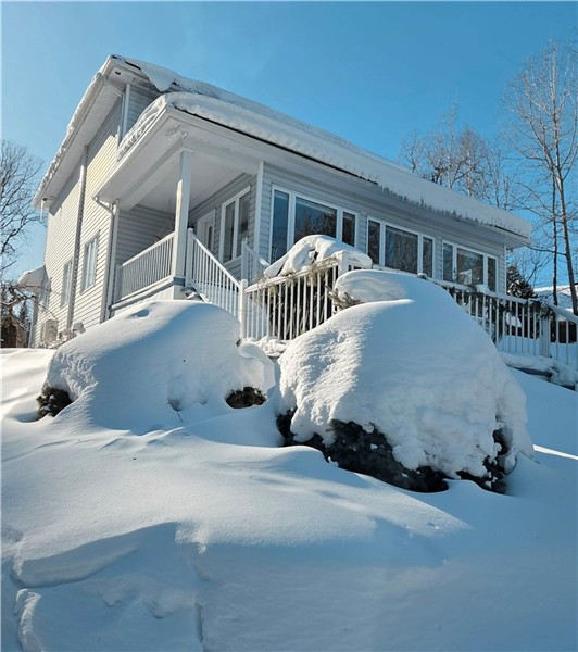 Chalet familial au bord de l'eau avec spa, disponible pour la relâche
