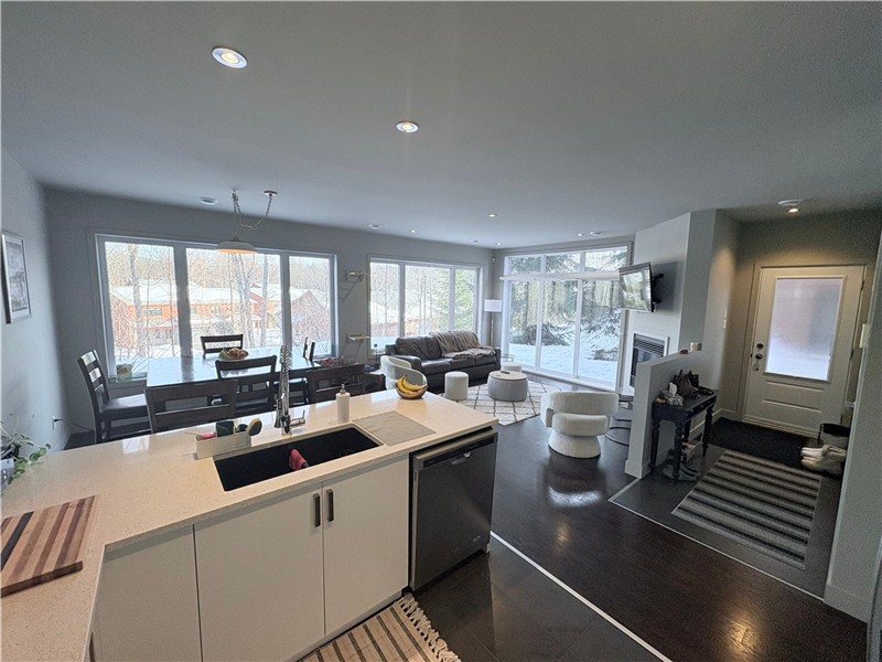 Gorgeous 3 bedroom condo with ski shuttle, bike 100 m., Yamaska river, market & restaurants nearby