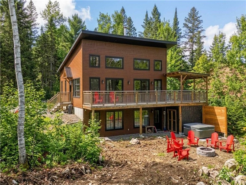 * PASSION CHALETS * | LE HÉRISSON | RIVERFRONT - DOCK - WATERCRAFTS - POOL TABLE - BBQ - FIREPLACE