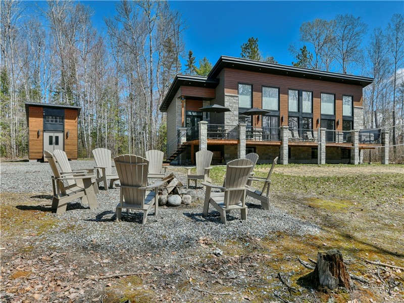 Le Kaya, chalet luxueux au bord de l'eau, spa, plage et quai pour votre bateau. 8 CÀC, 21 invités