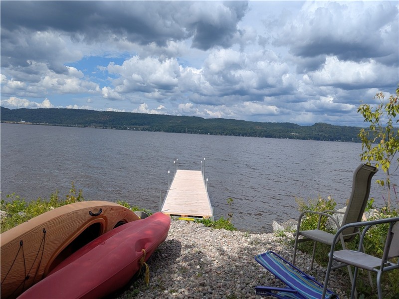 Scenic River Waterfront Cottage - Panoramic Views