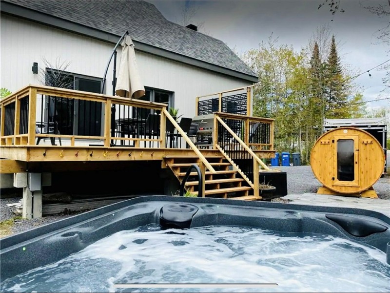 LE PARA10, 1h de MTL, SPA, sauna, accès lac, kayak,  bbq, jeux, 2 arcades, foyer au bois.