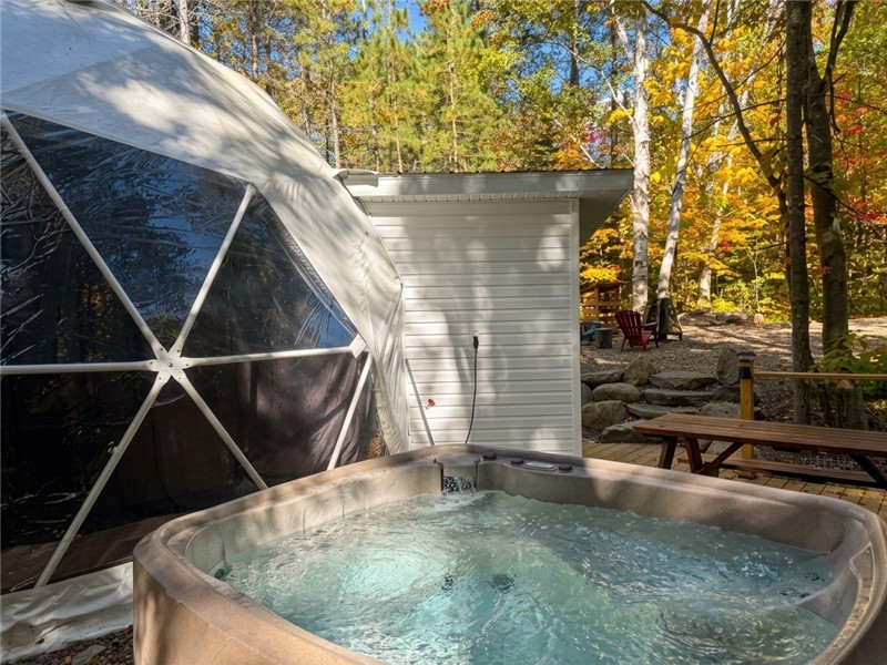 *PASSION CHALETS* | DOME L'ÉVASION | LAKE ACCESS - WATERCRAFTS ($) - SPA 3 seasons - LUXURY GLAMPING