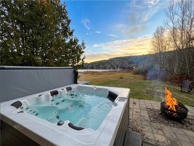 * PASSION CHALETS * | CHALET TERRE & EAU | LAKEFRONT - BEACH - DOCK - WATERCRAFTS - SPA - FIREPLACE