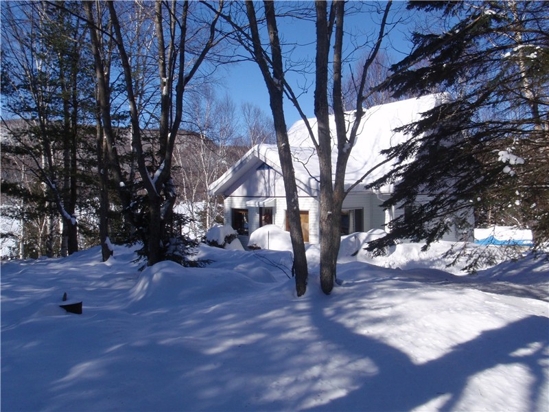 Chalet lumineux au bord du lac Ouareau/St-Donat | Plage privée + quai | Parfait pour familles