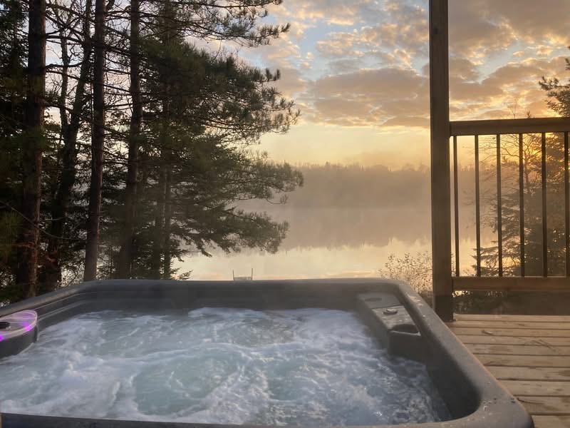 Lakeside nature chalet with spa on Lac Noir