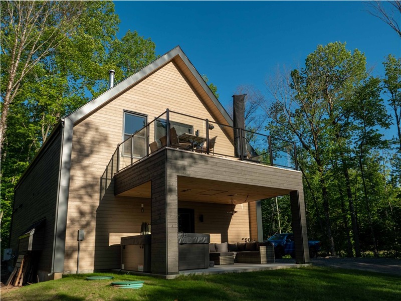 Chalet Scandina spa on the St-Maurice