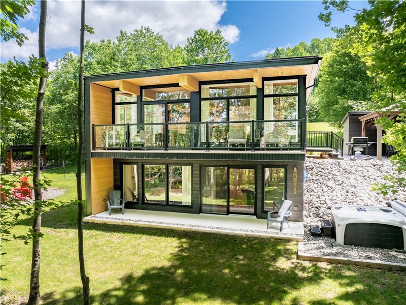 Chalet Mi-Siècle | Bord du Lac Joseph | Le Charlo