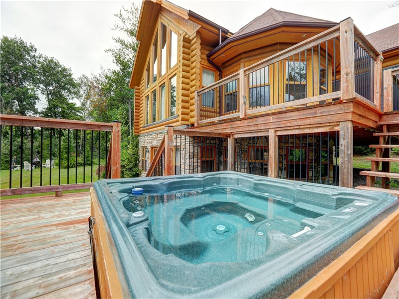 Spa & Sauna, Pool Table | Sérénité des Laurentides