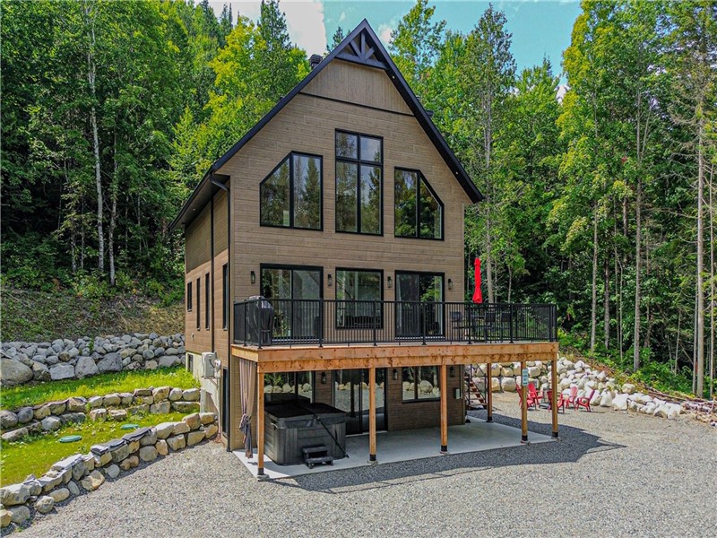 Chalet au pied du mont | Spa • Private Lake • Woods • Mountains