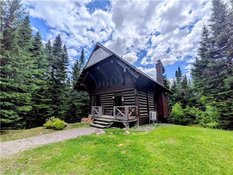 Chalet Louie acceptant les animaux domestiques, 4 chambres, spa, piscine, tennis, lac, climatisation